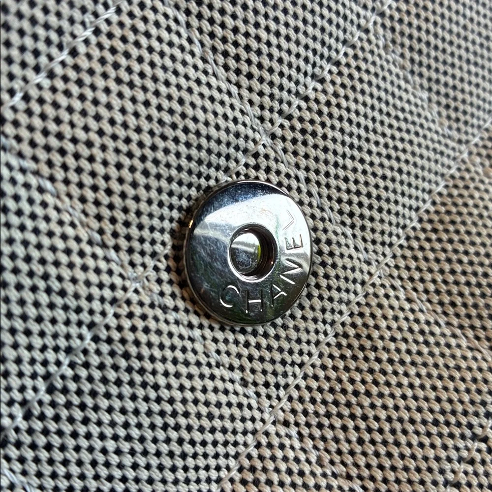 Authentic Vintage CHANEL Camellia No. 5 baguette - Picture 10 of 16